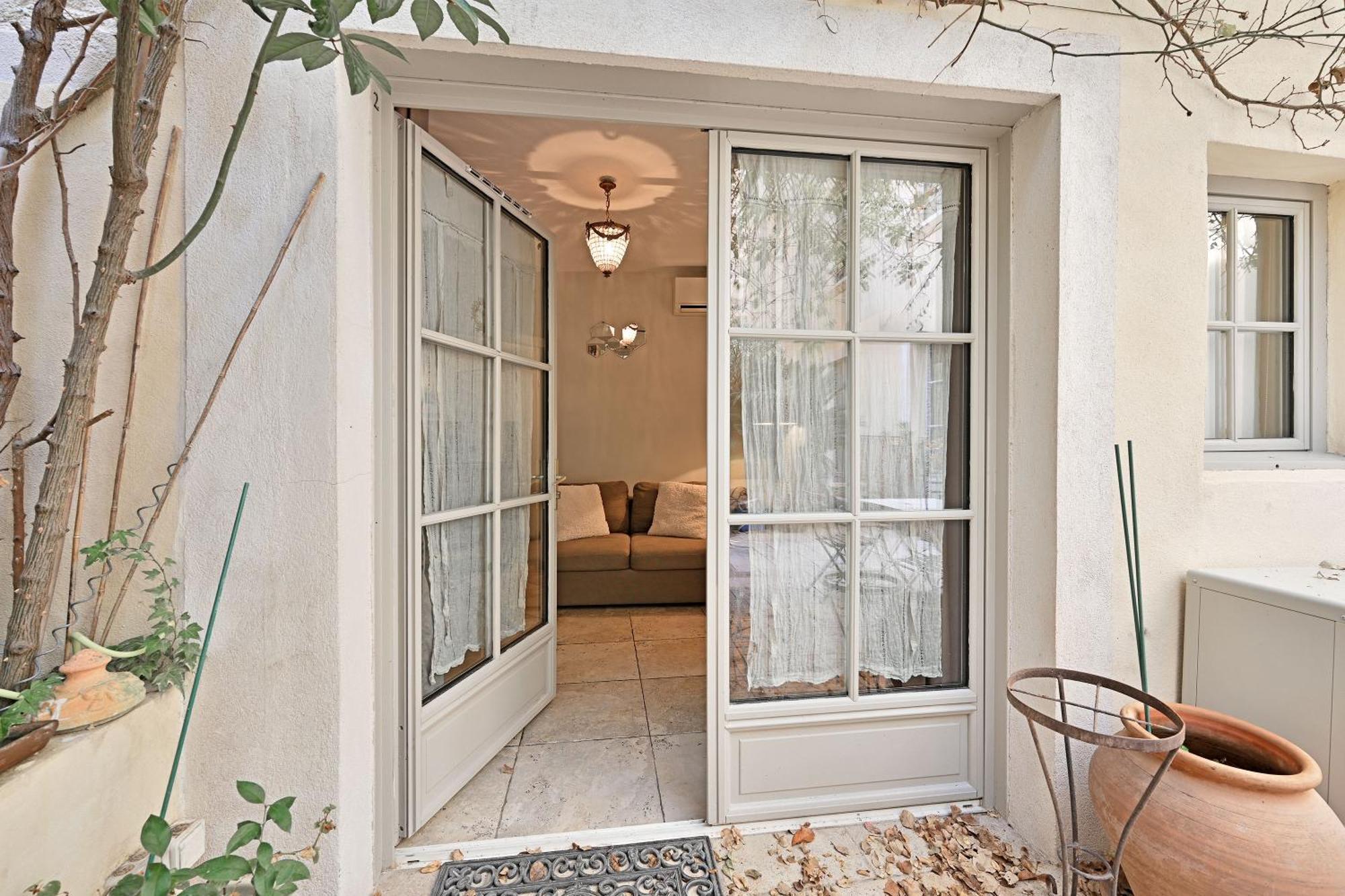 Au Coeur Des Papes, Dans Batisse De Charme Studios & Appartements En Coeur De Ville Avignon Eksteriør billede